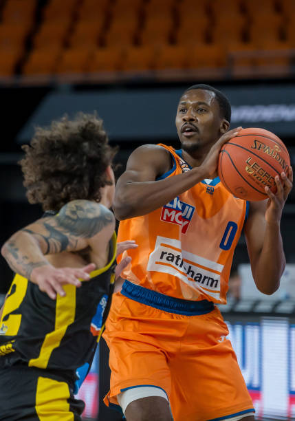 但仍凭借稳 但仍凭借稳